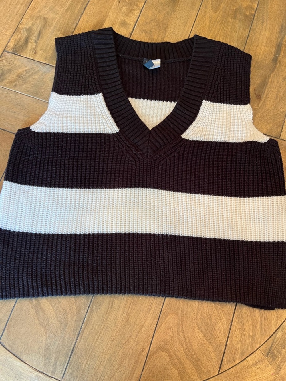H&M Divided Cropped Black and White Sweater Vest size XL